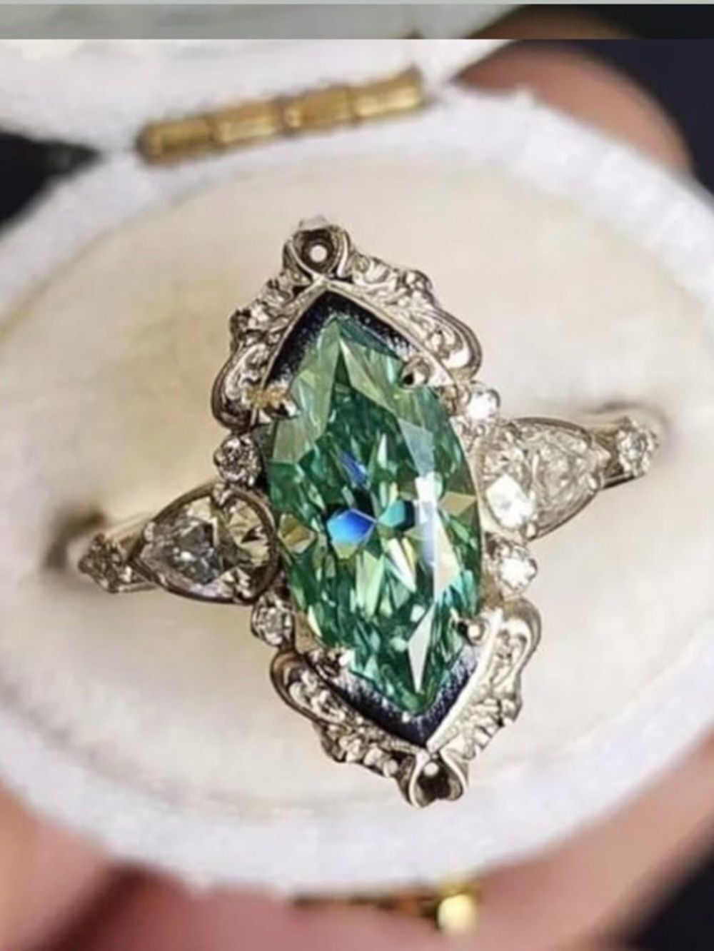 ♦️ NEW Unique Vintage-Inspired Green Marquise Crystal Ring ♦️
